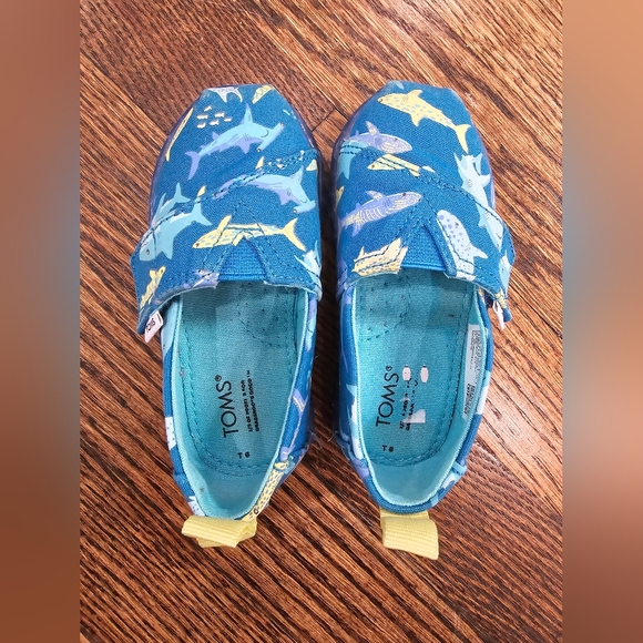 TOMS Tiny Alpargata Sharks - Picture 2 of 7